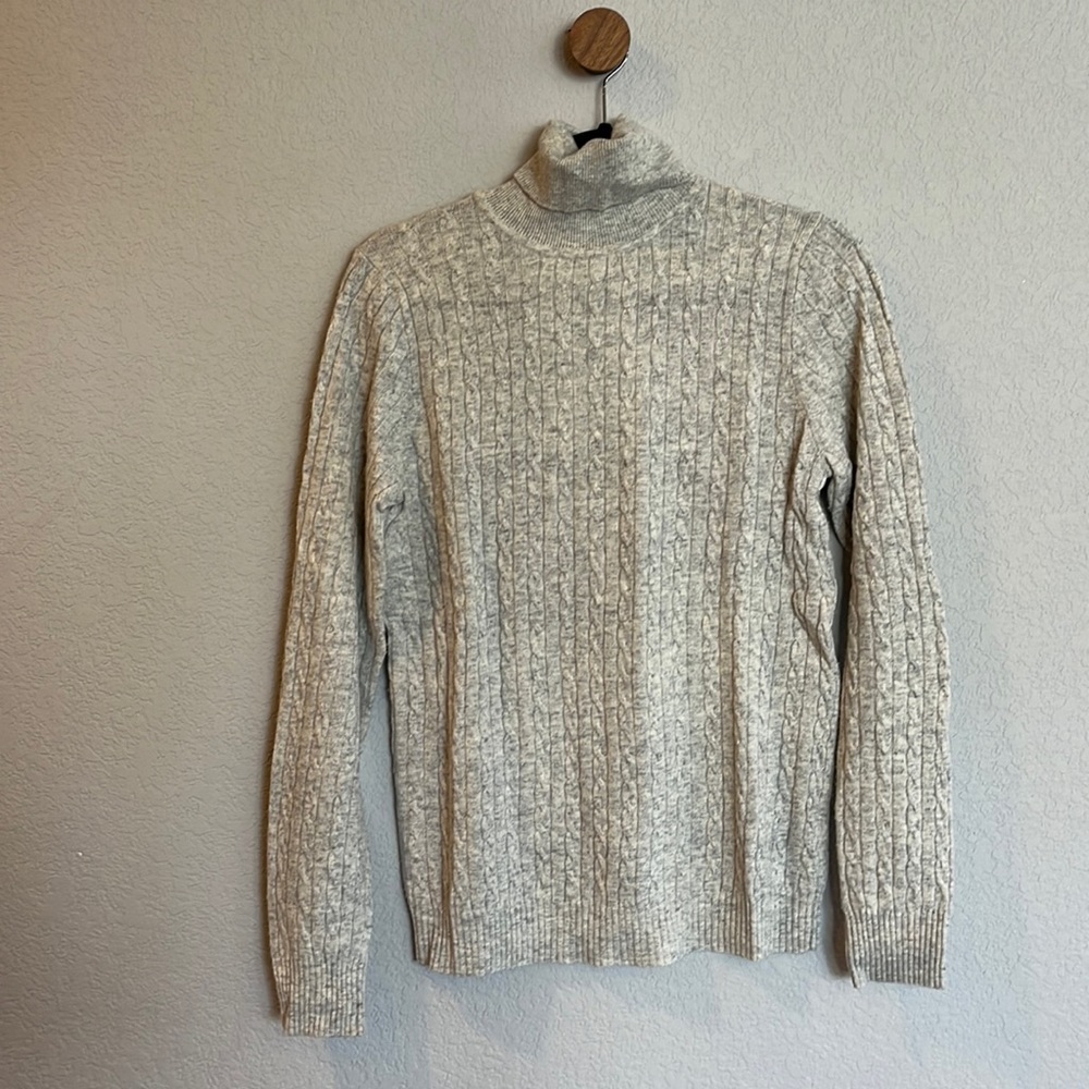 J.Cree. M. Gray light weight cable sweater.
